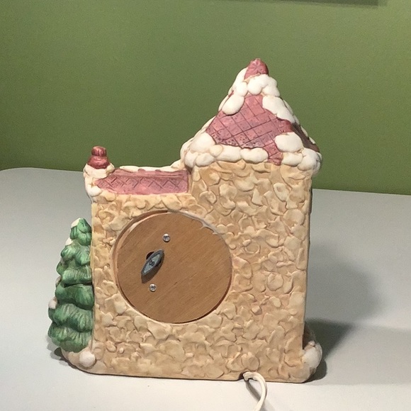 Cute lighted Christmas house with wind up music box - Picture 4 of 5